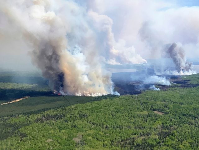 Das heiße, trockene und windige Wetter treibt die Brandbedingungen im Norden von Edson in Kanada weiter ins Extreme. Laut Behörden gibt die Situation zunehmend Anlass zur Sorge.