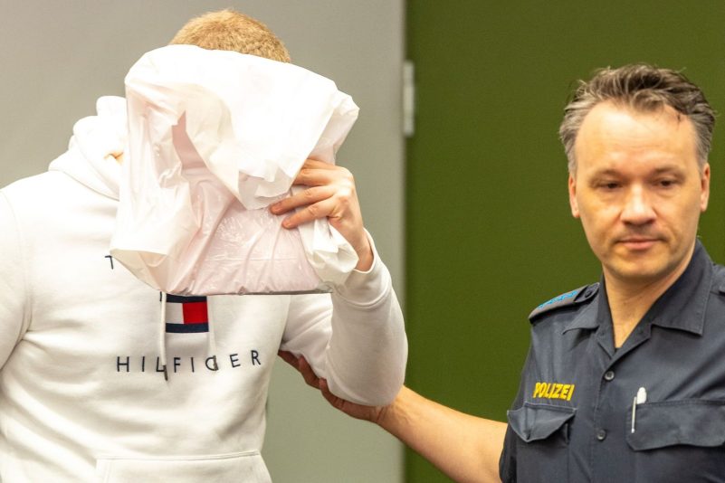 Der wegen Mordes an zwei Patienten angeklagte Krankenpfleger (l) ist zu lebenslanger Haft verurteilt worden.