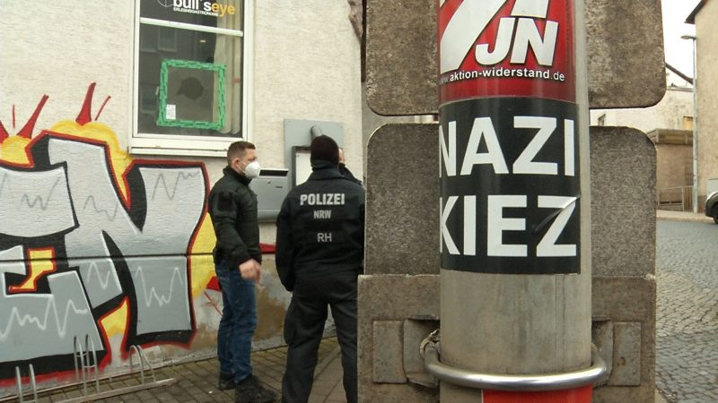 An einem Pfahl in Eisenach ist Anfang April 2022 ein Aufkleber mit der Aufschrift «Nazi Kiez» zu sehen. Ermittler gingen damals gegen mutmaßliche Rechtsextremisten vor.