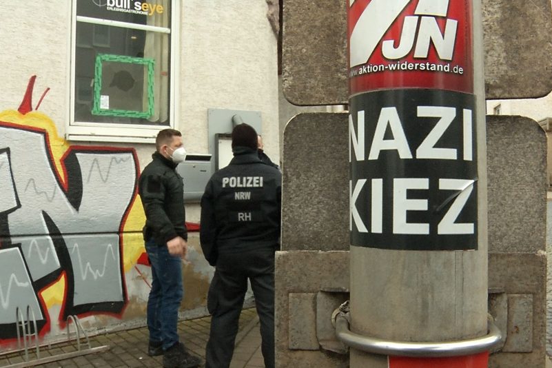 An einem Pfahl in Eisenach ist Anfang April 2022 ein Aufkleber mit der Aufschrift «Nazi Kiez» zu sehen. Ermittler gingen damals gegen mutmaßliche Rechtsextremisten vor.