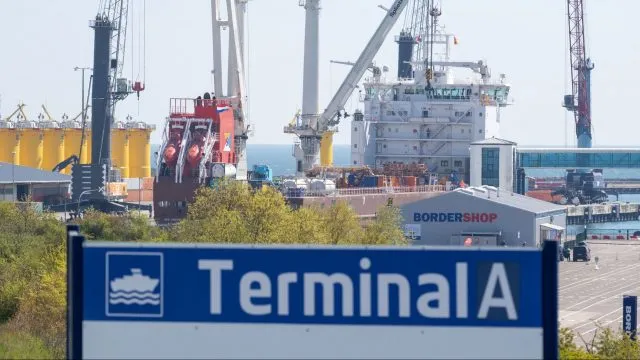 Blick auf den Hafen Mukran auf der Ostseeinsel Rügen.