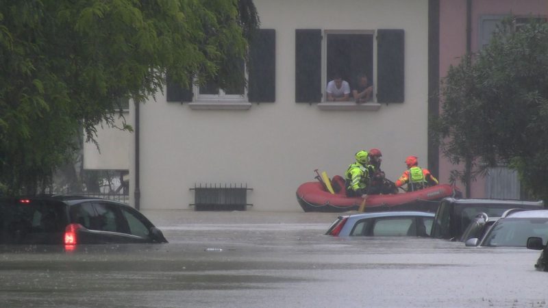 In der Stadt Cesena ist der Fluss Savio nach extremen Regenfällen über die Ufer getreten, Straßenzüge am Fluss stehen unter Wasser.