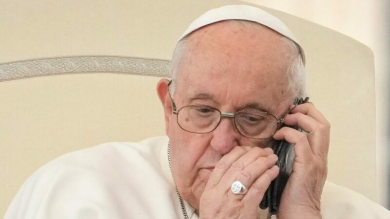 Hier darf keiner mithören: Papst Franziskus telefoniert während seiner wöchentlichen Generalaudienz auf dem Petersplatz im Vatikan.