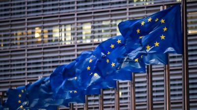 Europaflaggen wehen vor dem Sitz der EU-Kommission. Die nächste Europawahl ist für Juni 2024 angesetzt worden.