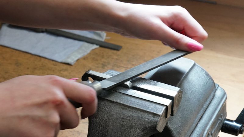 Eine Auszubildende zur Werkzeugmechanikerin arbeitet in der Auszubildenden-Werkstatt des Schreibgeräteherstellers Montblanc.