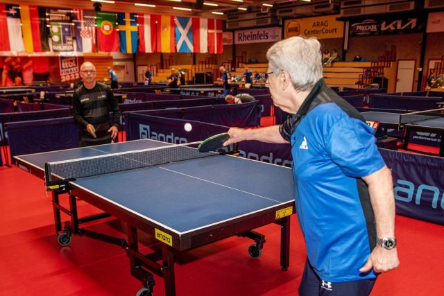 Frank Elstner zeigt beim «PingPongParkinson German Open» in Düsseldorf sein Können. Tischtennis soll gegen die fortschreitende Bewegungsverarmung helfen. Der Moderator ist selbst an Parkinson erkrankt.