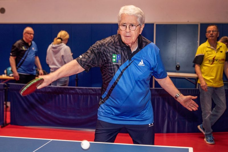 Mit Pingpong gegen Parkinson: Auch Frank Elstner ist dabei