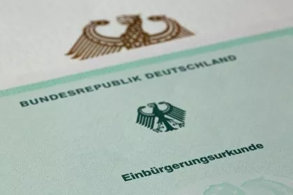 Bund reformiert Einbürgerung: Kontroverse Debatte in sozialen Medien