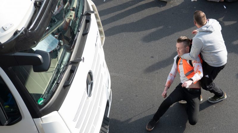 Nachdem die Klimaschutzgruppe Letzte Generation die Stadtautobahn A100 in Berlin blockiert hat, platzt einem Mann der Kragen - im Würgegriff zerrt er einen der Aktivisten mit Gewalt von der Straße.
