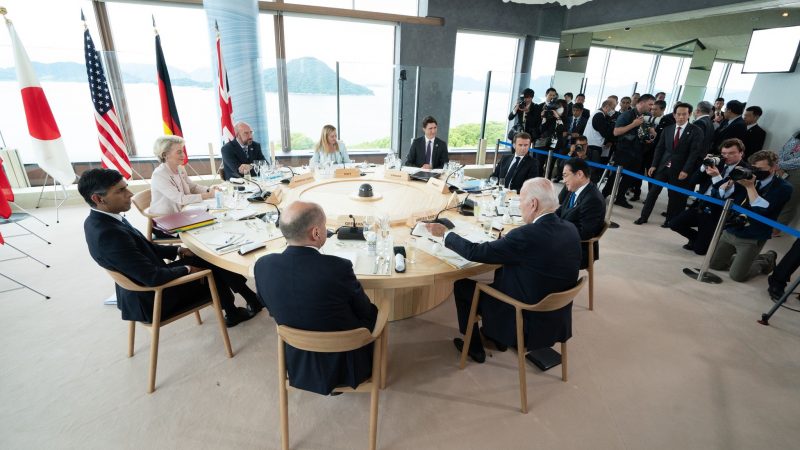 Die Staats- und Regierungschefs der G7 bei einem Arbeitsessen im Grand Prince Hotel.