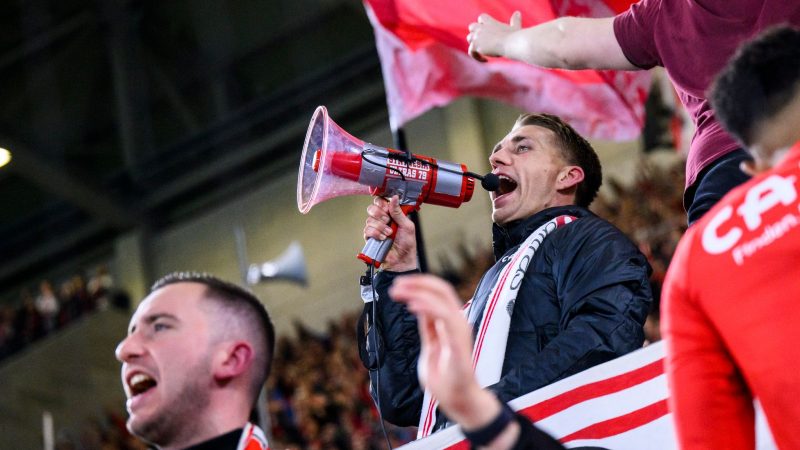 Freiburgs Nils Petersen jubelt nach dem Spiel bei den Fans und wird verabschiedet.