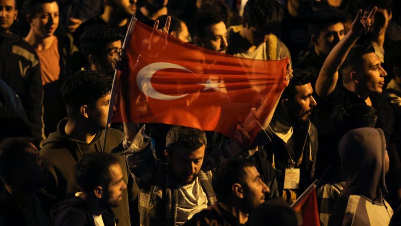 Anhänger von Kilicdaroglu, dem 74-jährigen Vorsitzenden der Mitte-Links- und pro-säkularen Republikanischen Volkspartei (CHP), jubeln vor der Parteizentrale in Ankara.