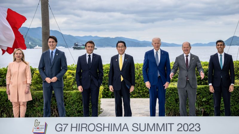 Die Staats- und Regierungschef der G7 kommen zu einem Gruppenfoto zusammen.