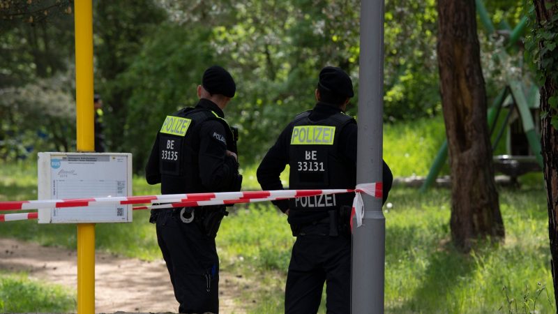 Polizeibeamte untersuchten am 16. Mai den Tatort in Berlin-Gatow.