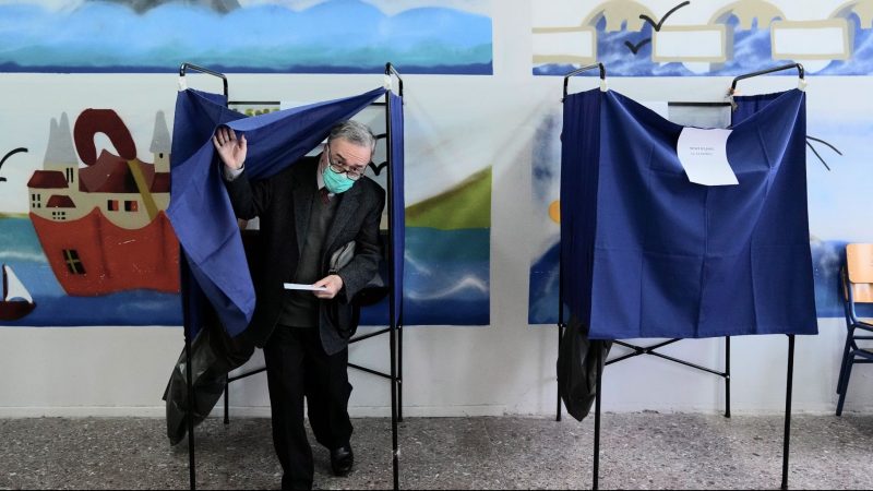 Ein Mann verlässt die Wahlkabine in einem Wahllokal in Athen, Griechenland.