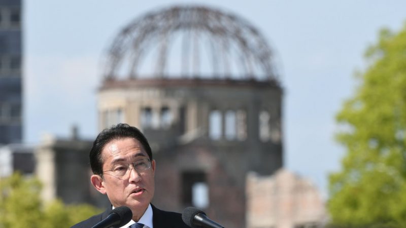 Der japanische Premierminster Fumio Kishida spricht im Peace Memorial Park während der Pressekonferenz der Präsidentschaft des G7-Gipfels.