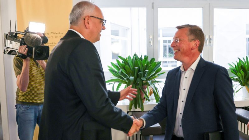 Spitzenkandidat Frank Imhoff (CDU) und Bürgermeister Andreas Bovenschulte (SPD) begrüßen einander vor Beginn der Sondierungsgespräche zwischen beiden Parteien.