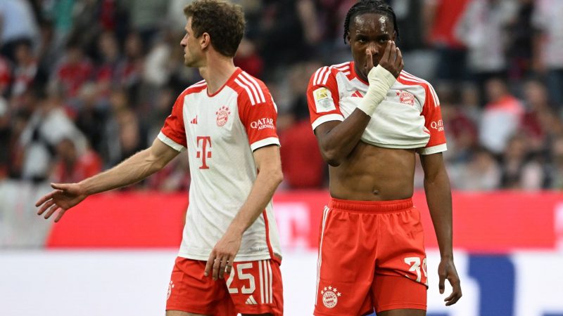Nach der 1:3-Niederlage gegen Leipzig blickt man bei Mathys Tel (r) und Thomas Müller in enttäuschte Gesichter.
