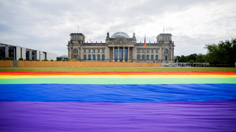 Bühne frei für die flächenmäßig größte Regenbogenfahne Deutschlands: Mit ihr soll vor dem Reichstagsgebäude in Berlin die Forderung nach verfassungsmäßigem Schutz der Rechte queerer Menschen unterstrichen werden. Bleibt zu hoffen, dass die Offenheit für das Anliegen genauso groß wie die Flagge ist.