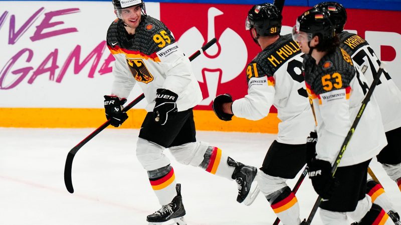 Frederik Tiffels (l) feiert sein Tor zum 2:0 mit seinen Teamkollegen.