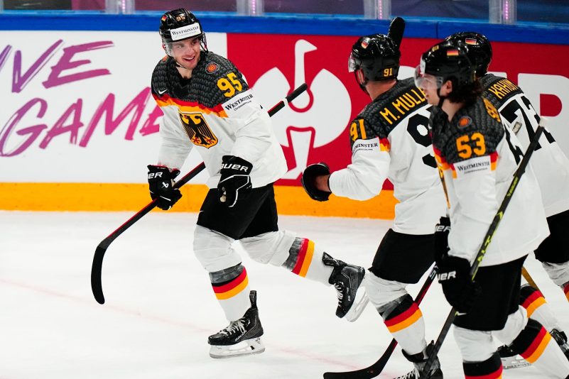 Frederik Tiffels (l) feiert sein Tor zum 2:0 mit seinen Teamkollegen.