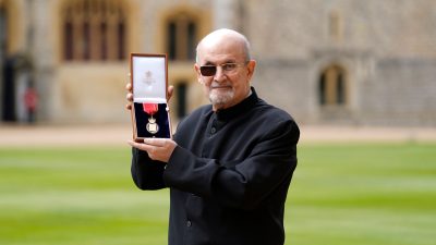 Sir Salman Rushdie ist auf Schloss Windsor für seine Verdienste um die Literatur geehrt worden.