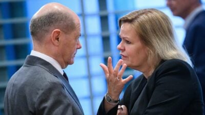 Bundeskanzler Olaf Scholz und Bundesinnenministerin Nancy Faeser beim Bund-Länder-Gipfel im Bundeskanzleramt zu Flüchtlingskosten.