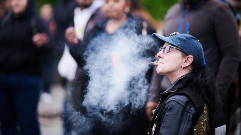 Cannabis-Rauch liegt über einer Demonstration für die Legalisierung der Droge - in der Debatte um Modellregionen für die kontrollierte Abgabe meldet man sich aus Nordrhein-Westfalens Gesundheitsministerium zu Wort.