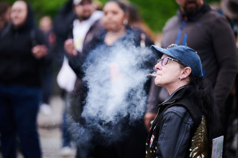 Cannabis-Rauch liegt über einer Demonstration für die Legalisierung der Droge - in der Debatte um Modellregionen für die kontrollierte Abgabe meldet man sich aus Nordrhein-Westfalens Gesundheitsministerium zu Wort.