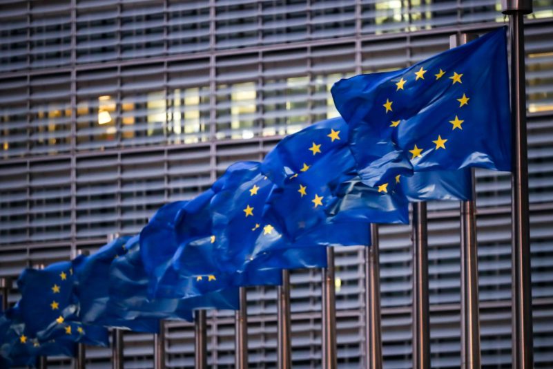 Europaflaggen wehen vor dem Sitz der EU-Kommission in Brüssel.