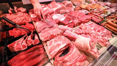 Schweinefleisch und Rindfleisch liegen in einer Fleischtheke in einem Supermarkt: Die Kunden  sollen bei mehr Fleischwaren zukünftig mehr Klarheit über das Herkunftsland der Tiere bekommen.