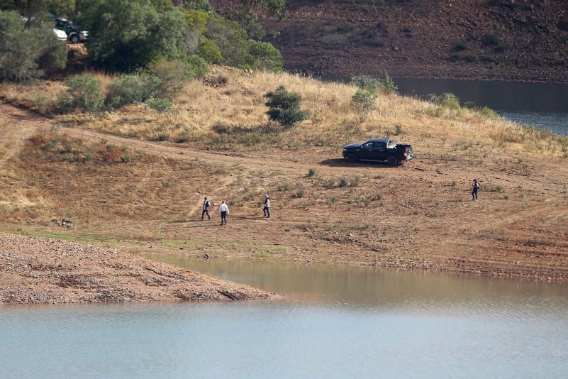 Ein Suchteam der Polizei durchkämmt das Ufer des Arade-Stausees in Spanien.
