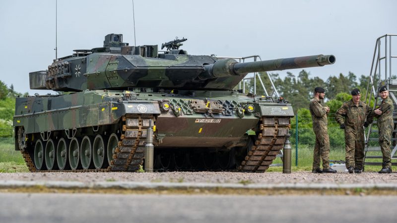 Ein Kampfpanzer vom Typ Leopard II A6. Die Bundeswehr erhält als Ausgleich für Panzerlieferungen an die Ukraine 18 neue Kampfpanzer vom Nachfolgermodell Leopard 2A8.