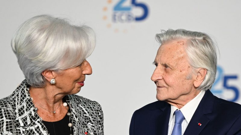 Christine Lagarde lächelt ihren Vorgänger Jean-Claude Trichet an.