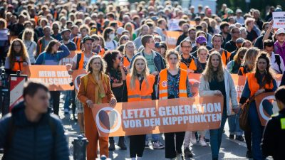 «Vor den Kipppunkten» - Die Klimaaktivisten der letzten Generation demonstrieren auf der Straße des 17. Juni in Richtung Brandenburger Tor.