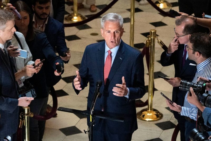 Kevin McCarthy (M), Sprecher des Repräsentantenhauses, spricht auf dem Capitol Hill mit Reportern über die Verhandlungen zur Schuldengrenze.