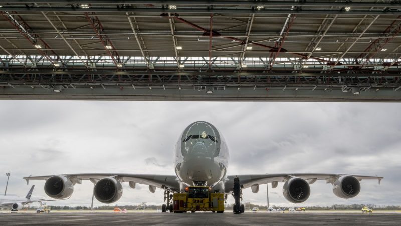 Eine Lufthansa-Maschine des Typs Airbus A380 rolltauf dem Flughafen in München.
