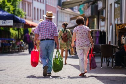 Verbraucherstimmung: Menschen sind verunsichert und sparen