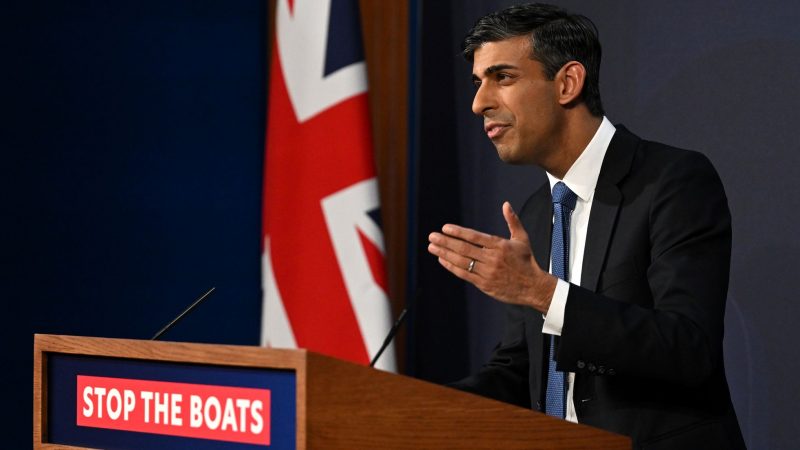 Rishi Sunak ist Premierminister von Großbritannien. Seine Regierung hatte im März Pläne für neue Gesetze zur Eindämmung der Überquerung des Ärmelkanals als Teil des Gesetzes über illegale Migration vorgestellt.