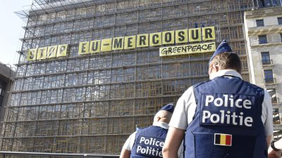 Umweltaktivistinnen und -aktivisten sind aus Protest gegen ein Handelsabkommen mit südamerikanischen Staaten auf das Gebäude des EU-Ministerrats geklettert. Sie brachten dort am Donnerstag Banner mit der Aufschrift «Stop EU Mercosur» an.