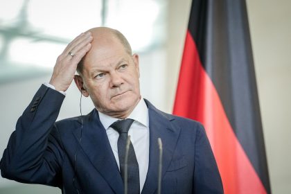 Sicherheitspanne: Mann schafft es, Scholz zu umarmen