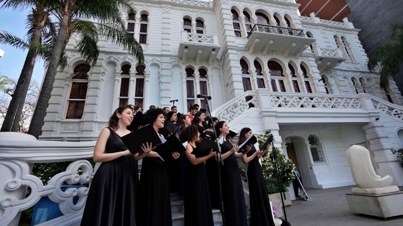 Ein Chor singt während der Wiedereröffnungsveranstaltung im Hof des Sursock-Museums.