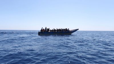 Flüchtlingsschiff „Ocean Viking“ holt 128 Migranten aus dem Mittelmeer