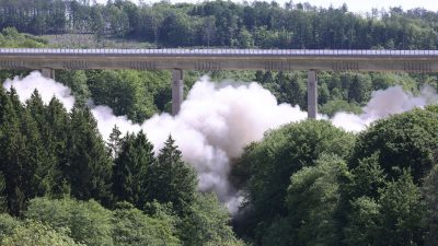 A45: Autobahn-Talbrücke Sterbecke teilweise gesprengt