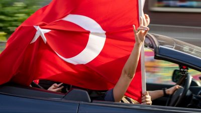 Autokorsos für Erdoğan: Angriffe auf feiernde Türken in Stuttgart und Mannheim