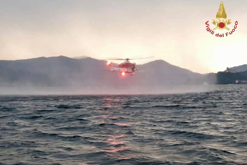 Rettungskräfte suchen per Hubschrauber nach Vermissten, nachdem ein Touristen-Boot auf dem italienischen Lago Maggiore gekentert ist.