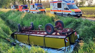 13 Verletzte bei Unfall mit von Traktor gezogenem Planwagen