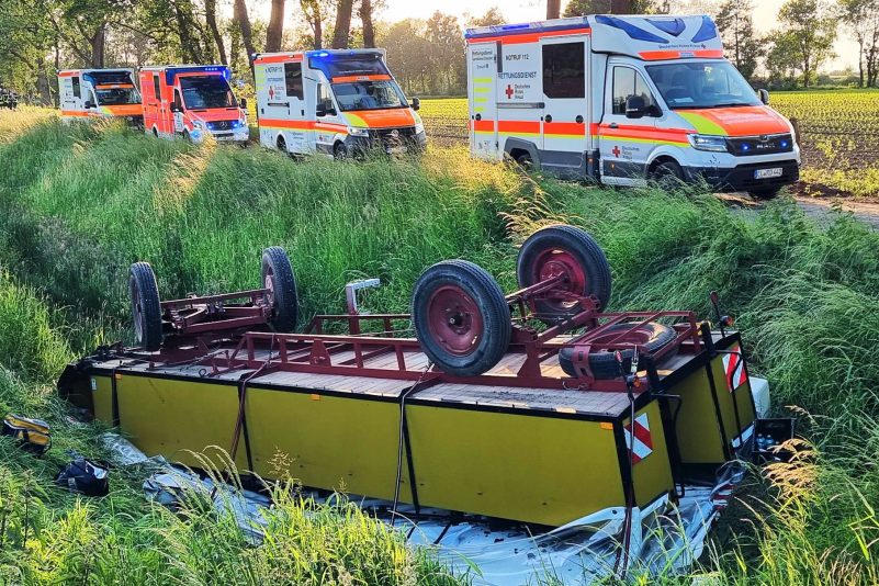 Zahlreiche Krankenwagen an der Unfallstelle.