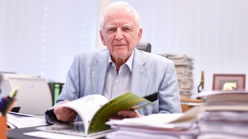 Der Medizin-Nobelpreisträger Harald zur Hausen sitzt im Deutschen Krebsforschungszentrum (DKFZ) in seinem Büro.