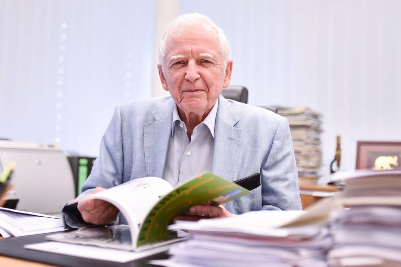 Der Medizin-Nobelpreisträger Harald zur Hausen sitzt im Deutschen Krebsforschungszentrum (DKFZ) in seinem Büro.